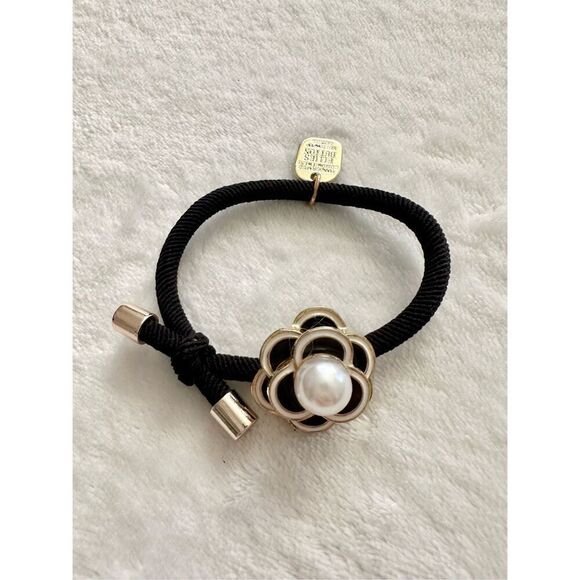 Black and gold faux pearl flower hair tie ￼ - Picture 1 of 2